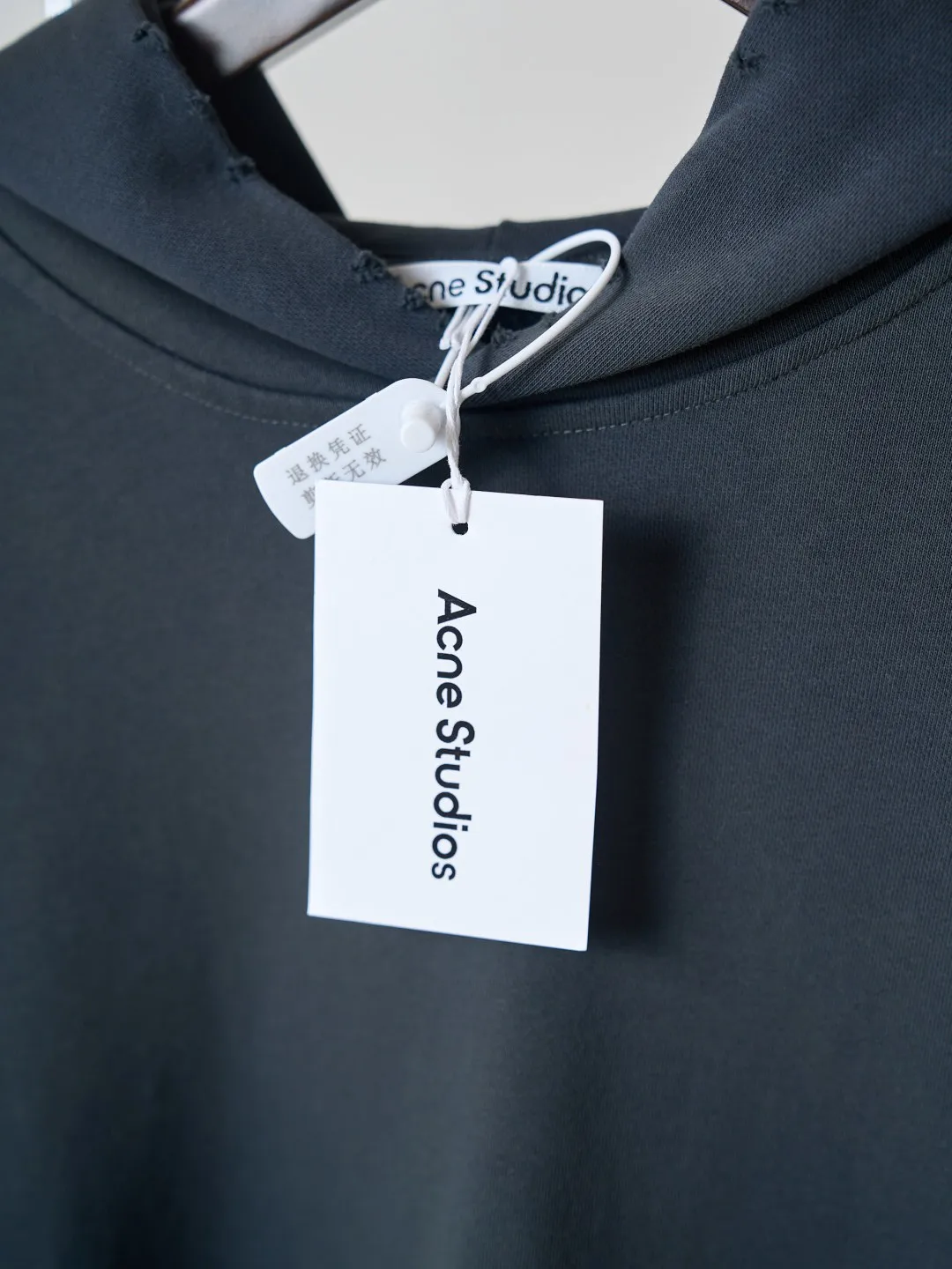 [Real auction] Acne Studios spray-painted distressed logo hooded sweatshirt (women's style) [In Stock] S M L custom air-oxygen soft cotton blend, soft and delicate, comfortable and skin-friendly. A charcoal-toned matte black sets the tone, and natural old-fashioned blending enriches the visual hierarchy. It has a calm and cool Nordic luxury temperament. The distressed Acne Studios logo on the back of the garment serves as the visual focus, forming a subtle contrasting aesthetic from the front and back, hiding ingenuity in a low-key manner. The natural old-fashioned smudge creates a layered beauty full of warmth, the neat hooded structure softens the shoulder lines, and the relaxed drop-shoulder cut outlines a stress-free and lazy silhouette. Simple and narrative, subtle and self-contained, it creates an effortless sense of sophistication. 1 Glue printing uses glue liquid paint to print patterns on fabrics, and bakes the fabric to fix the printed patterns. 2. Gradient distressed spray paint. By spraying dyes of different colors on the surface of the fabric, the clothes can show rich color changes under different lights and increase the visual layering. 3. Positioning and wear-and-tear. Many places on the garment body are regularly positioned and worn manually. Manual brush marks are added to add texture and depth to the surface of the clothing to imitate the texture of natural wear and tear. 4. Fermentation washing treatment: The fabrics have been fermentation washing, which makes the hand feel and texture better, is not easy to deform, shrink, and fade, and maintains long-term beauty and loose fit.